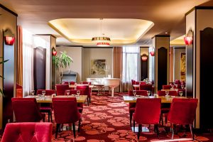 mic dejun servit in hotel
